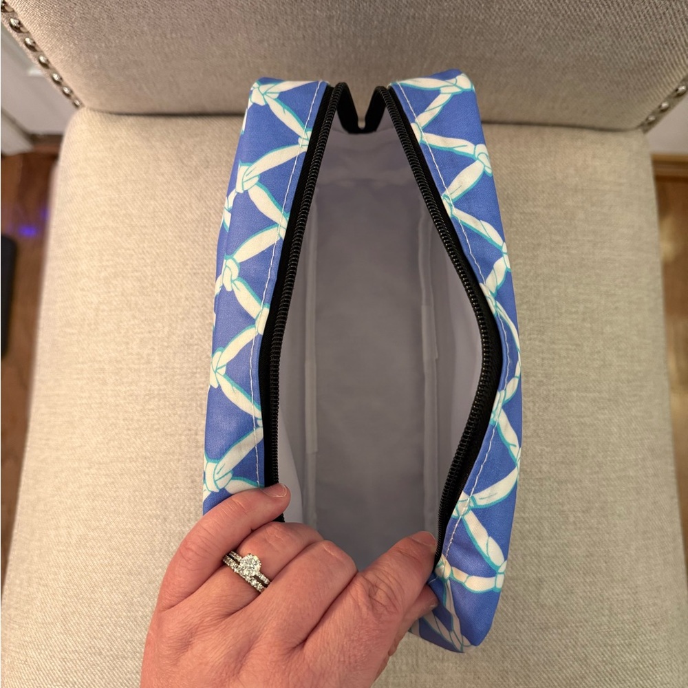 Scout “3-Way Toiletry Bag” Blue with White Rope-Link Pattern - *LIKE NEW* - Picture 5 of 7